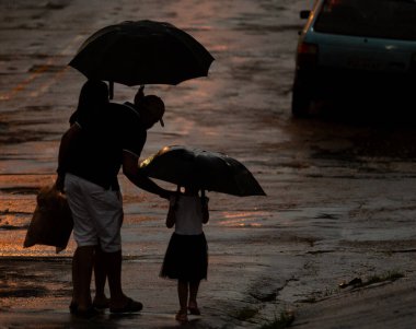 SAO PAULO, BRAZIL, MARCH 14, 2023, Şemsiyeli insanlar, Guarulhos, Sao Paulo, Brezilya 'da yağmurlu bir öğleden sonra güvenlikleri için