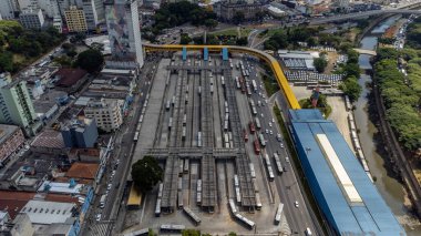 SAO PAULO, BRAZIL, 24 Mart 2023, Park Dom Pedro II otobüs terminalinin havadan görünüşü