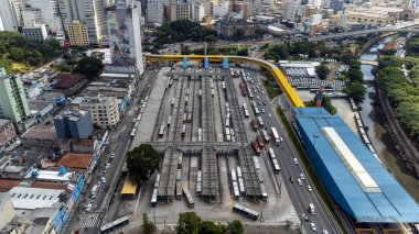 SAO PAULO, BRAZIL, 24 Mart 2023, Park Dom Pedro II otobüs terminalinin havadan görünüşü