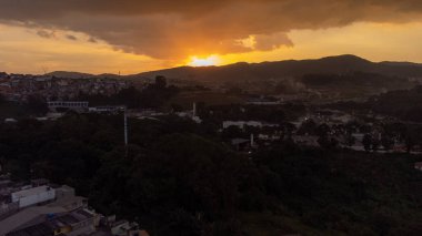 PAULO, BRAZIL, 24 Mart 2023, Guarulhos şehrinde günbatımının hava görüntüsü