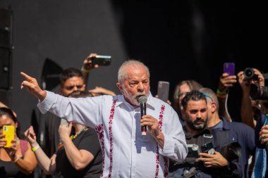 Başkan Lula, 1 Mayıs 2023 'te Anhangaba Vadisi' ndeki seçmenleriyle konuşuyor.