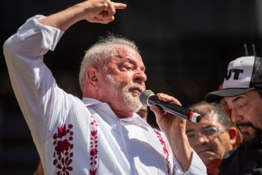 Başkan Lula, 1 Mayıs 2023 'te Anhangaba Vadisi' ndeki seçmenleriyle konuşuyor.