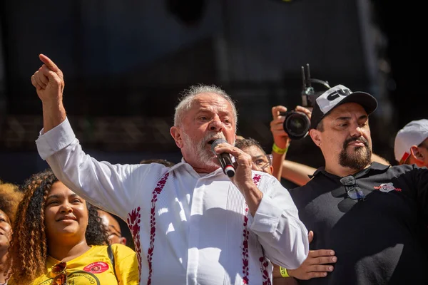 Başkan Lula, 1 Mayıs 2023 'te Anhangaba Vadisi' ndeki seçmenleriyle konuşuyor.