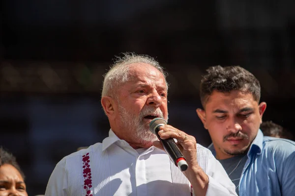 Başkan Lula, 1 Mayıs 2023 'te Anhangaba Vadisi' ndeki seçmenleriyle konuşuyor.