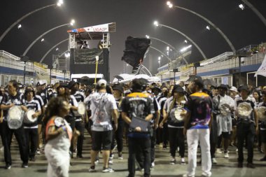 Paulo - 21 Ocak 2024: So Paulo karnavalının samba okulları Pazar gecesi Sambadrome 'da teknik prova yaptılar (21 Ocak)).