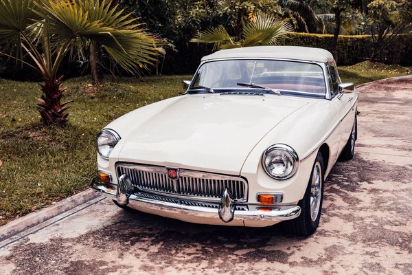 Classic Mgb Roadster Cream Color Car Parked Road Garden Vintage — Stock Photo, Image