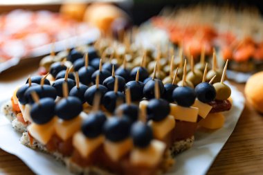 Kürdanda atıştırmalıklar, gün ışığı ve güzel bokeh