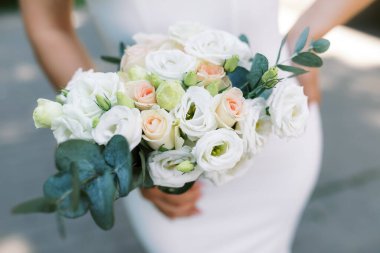 Gelinin elinde şık bir düğün buketi.