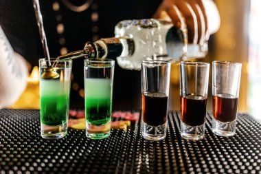 Barmen kokteyl ve içki asıyor..