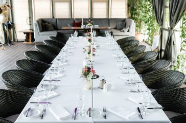 Büyük bir aile için büyük bir şenlik masası, güzel bir ortam. 