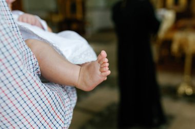 Kilisedeki vaftiz ayininde bebek ayağı