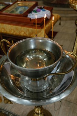 Bir çocuğun Ortodoks vaftiz törenini yapmak için kilisede bir kase kutsal su..