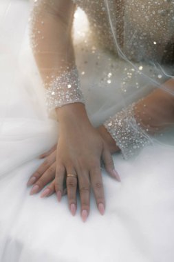 Gelinin elleri peçenin altında, alyansı elinde..