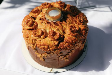 Masadaki somun ekmek, ekmeğin üstündeki tuz. Geleneksel bir Ukrayna ziyafeti.