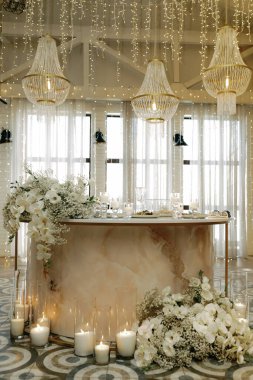 Masa süslemeleri, şık bir düğün dekoru. Yeşillik tablo ayarları.