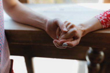 Aşıklar el ele tutuşuyor, yüzleri görünmüyor..