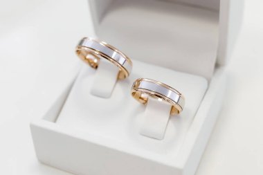 Nişan yüzükleri lüks, şık beyaz bir kutuda..