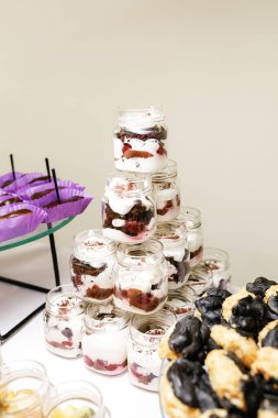 Lezzetli tatlı abur cuburlarla yemek servisi. Çikolatalı kek.