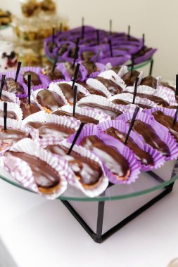 Lezzetli tatlı abur cuburlarla yemek servisi. Çikolatalı kek.