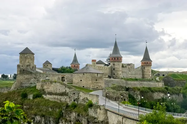 Kamianets-Podilskyi 'deki eski şatonun ön görüntüsü