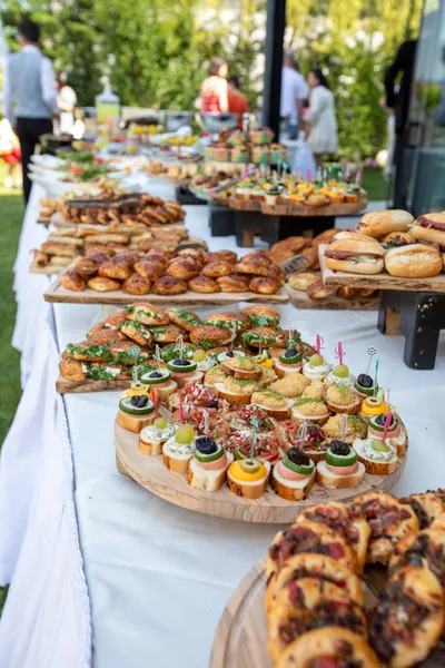 Açık büfe, çeşitli atıştırmalıklar ve aperatiflerle.