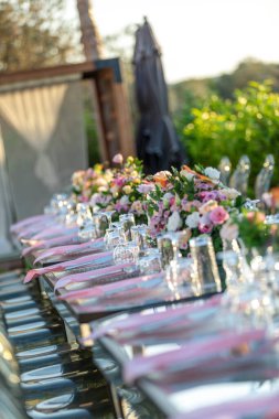 Arka planda çiçekler olan güzel masa ayarları