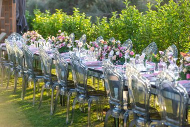 Çiçek ve sandalyeli düğün masası..