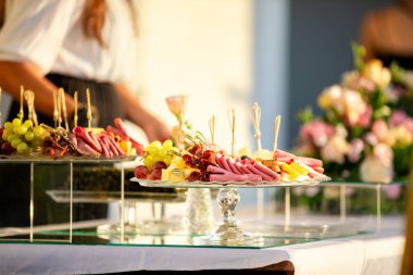 Yemek salonunda çiçekli ve şekerli bir masa