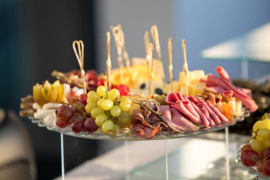 Lokantadaki masada yemek servisi.