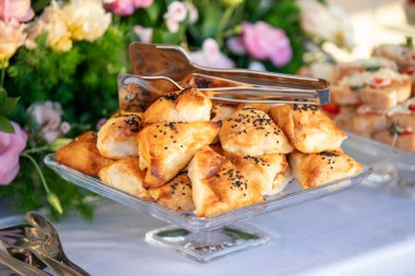 Düğün masasında nefis yemekler.