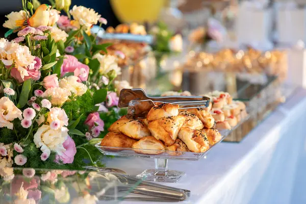 Çiçek ve çatal bıçaklı düğün masası..