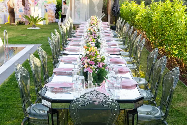 Çiçekli ve mumlu bir masa.