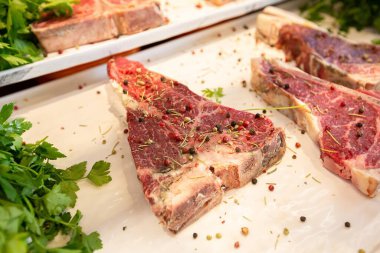 Restoranda yemek pişirmek için taze ve çiğ et..