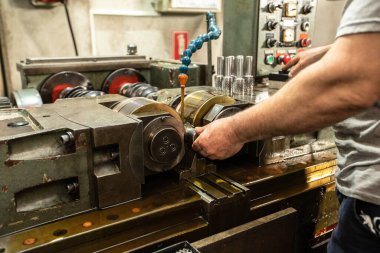 Sanayi fabrikasındaki adam.