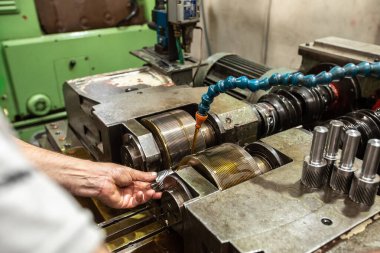 Atölyede çalışan adam.