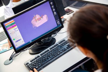 Bilgisayar kullanan kadın mimar