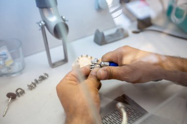 Profesyonel dövme sanatçısı stüdyoda dövme yapıyor..