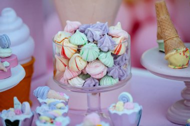 Renkli şekerler bir bardakta patlar