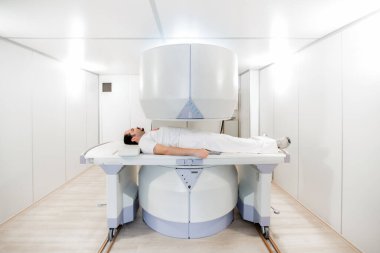 MRI makineli erkek doktor hastanede.