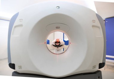 Beyaz MRI tarayıcıdaki doktor.