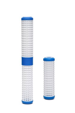 iki plastik mavi bardak.