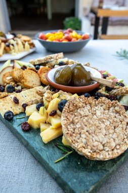Taze ekmek, meyve ve fındıklı kahvaltı.