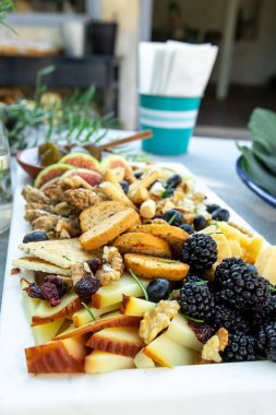 Sağlıklı kahvaltı. sağlıklı taze organik meyve, granola, böğürtlen, fındık ve meyve masada..