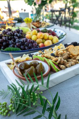 Yemek ve abur cuburlu düğün masası. yüksek kaliteli fotoğraf