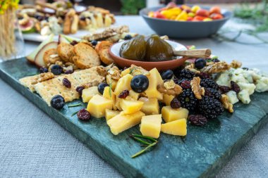 Peynirli ve üzümlü peynir tabağı. Peynir, üzüm, incir ve ceviz.