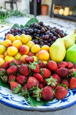 Tabakta taze meyveler