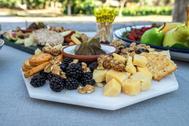 Fındık ve bal ile peynir