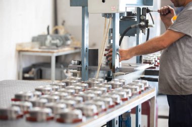 Makine ile çalışan fabrika işçisi