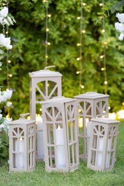 Parktaki düğün süsleri.