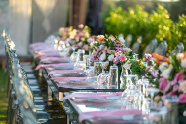 Doğum günü ya da etkinlik için yemek servisi için masa ayarları.